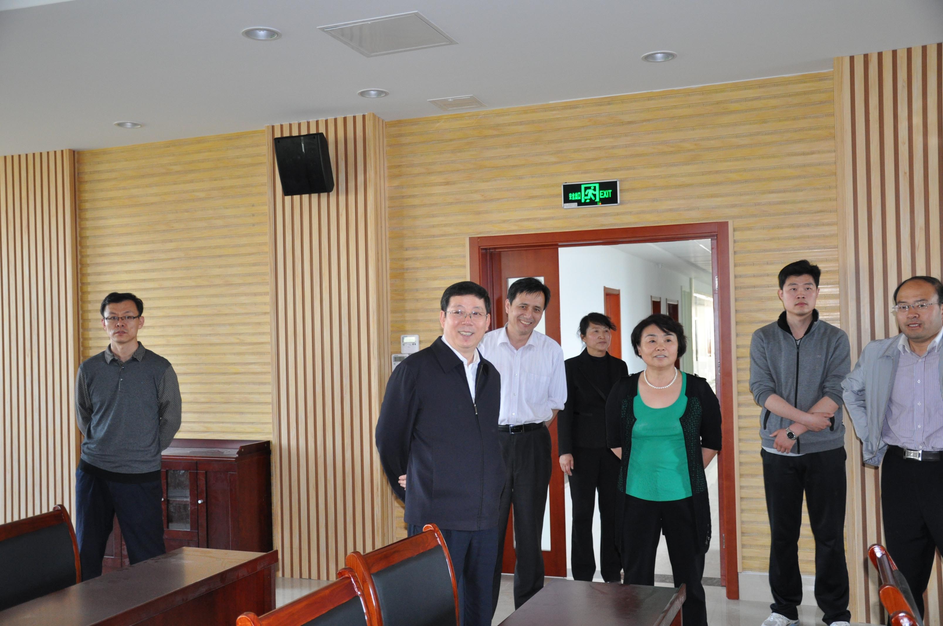 市政府副市长张兆宏视察市残疾人职业康复培训中心