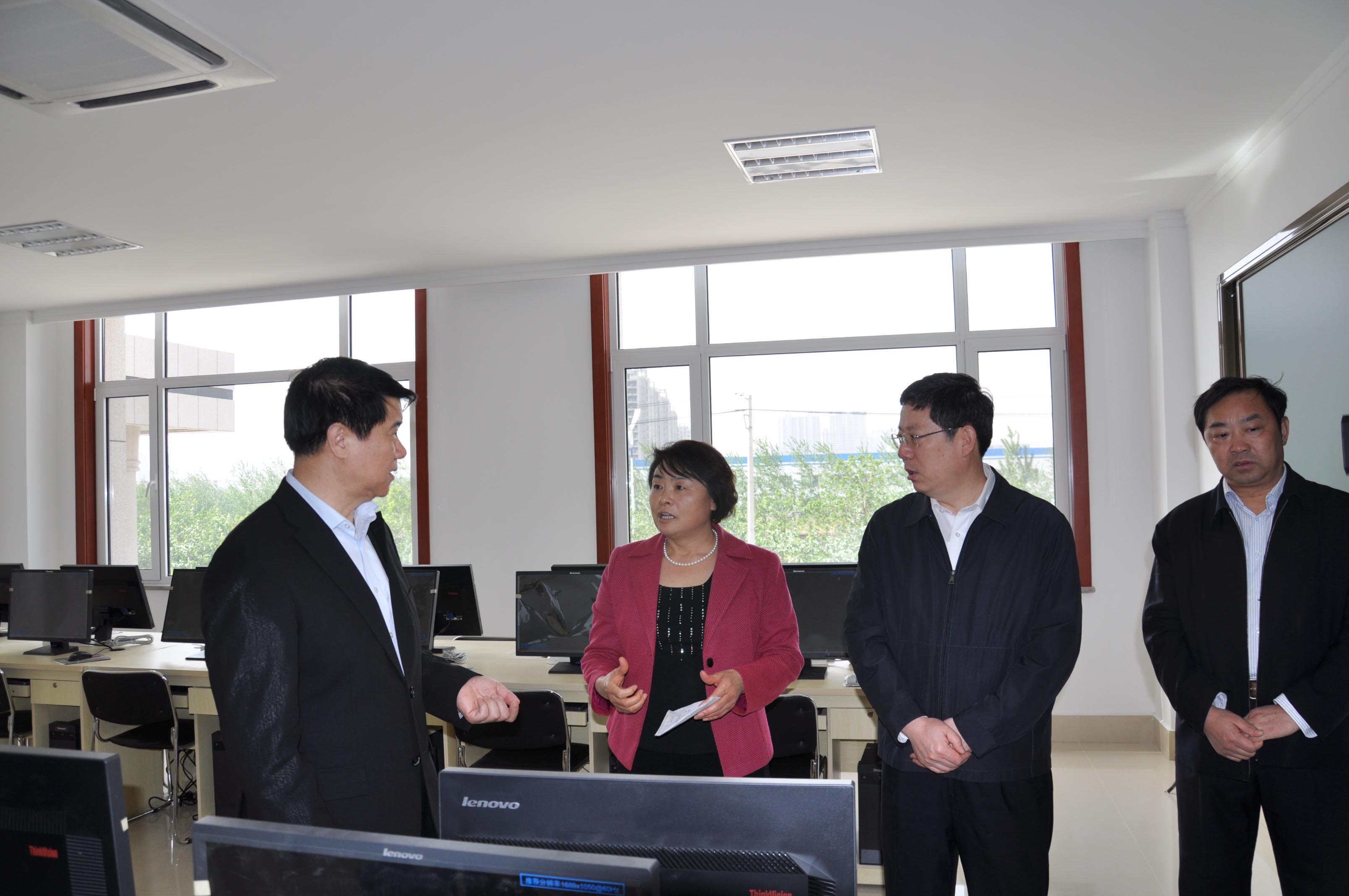 市委副书记、市长崔洪刚在第24个全国助残日来临之际到市残疾人职业康复培训中心视察