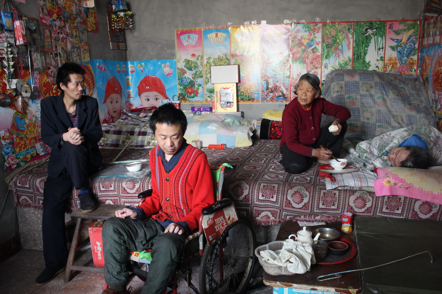 图为李忠玲一家