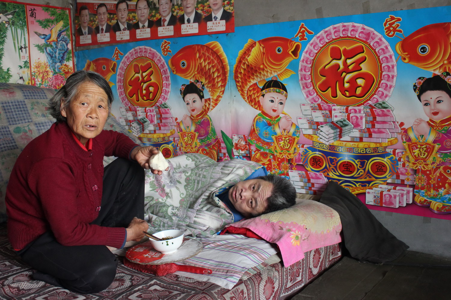 图为李忠玲喂大儿子杜元山吃饭