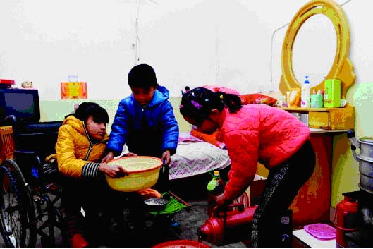 邱梦娜常带着弟弟妹妹洗衣服刷碗,帮妈妈分担一些家务