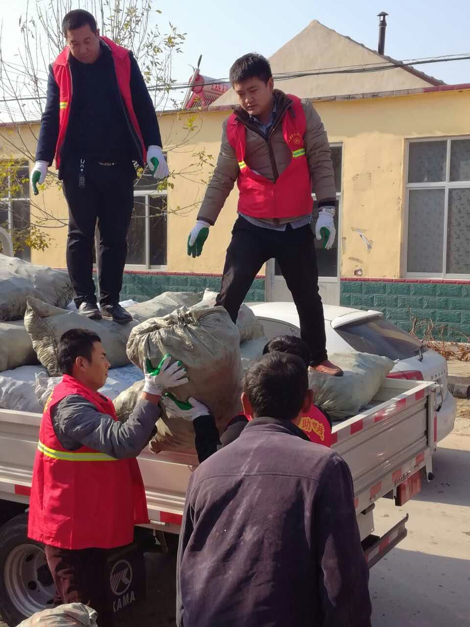 志愿者们为建档立卡贫困残疾人户送去过冬煤炭