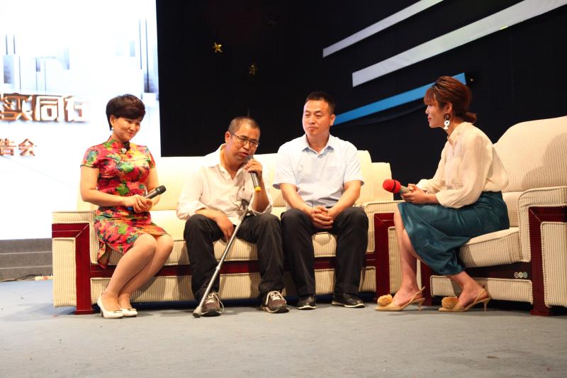 图为残疾人创业者讲述自己的创业历程