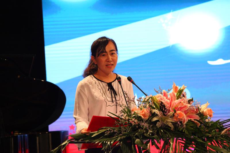 图为爱心企业家讲述自己的扶残助残工作