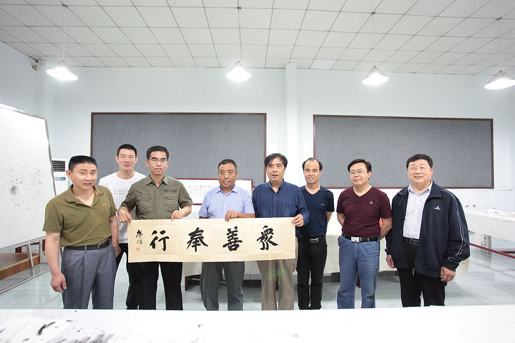 图为爱心助残艺术家们合影留念